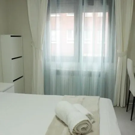 Centro Cerca De Estacion De Buses Y Trenes * オビエド